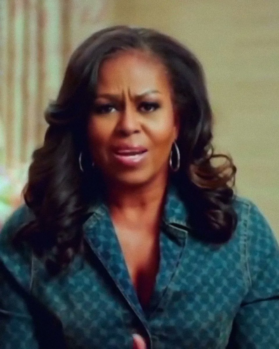 thelettergram's tweet photo. @dailypaper monogram jacket worn by @michelleobama✨ https://t.co/QG2qfo8pb6