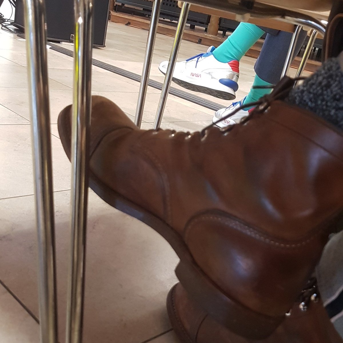 RuhrReporterin's tweet photo. Hohe Boot- und Sneaker-Quote hier bei @BitsCurrywurst. Business-Schuhe gehören weniger zur #Digitalisierung. @achimh: Zeig her deinen heutigen "Fesselschmuck" 👟

@BitsCurrywurst #BitsAndCurrywurst @diwodoDE #DiWoDo https://t.co/Zt8qGydnNk