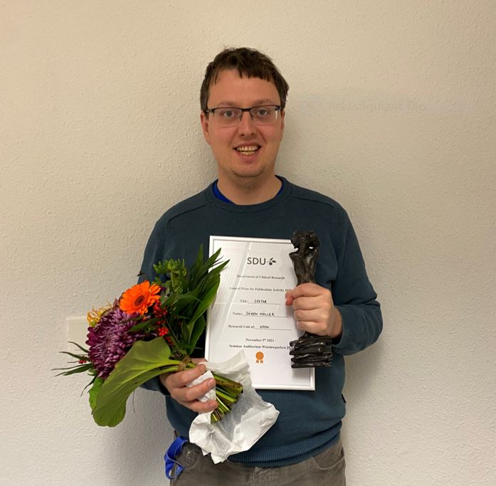 OPEN__Research's tweet photo. Sören Möller HAR FÅET KLINISK INSTITUTS #PUBLIKATIONSPRIS 2021(”Annual Prize for publication activity 2021”) og fik den overrakt den 5. november. Klinisk Institut har nyheden på deres hjemmeside (https://t.co/YbJDgWMetr), hvor han får flotte ord med på vejen. https://t.co/SbNTSnejDg