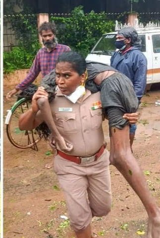 ipskabra's tweet photo. First Duty, Serve Humanity 🙏
Chennai Lady Police officer Rajeshwari carries an unconscious man, on her shoulders to nearby Hospital. #HelpChain https://t.co/q2Y11FNlp5