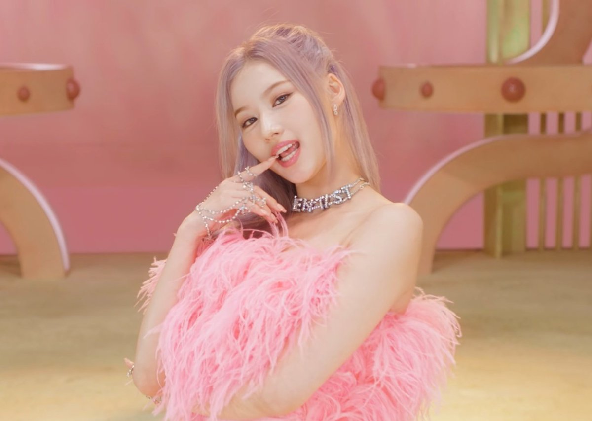 sanapics's tweet photo. MISS MINATOZAKI SANA OH MY GOD https://t.co/nkoOISbNzk