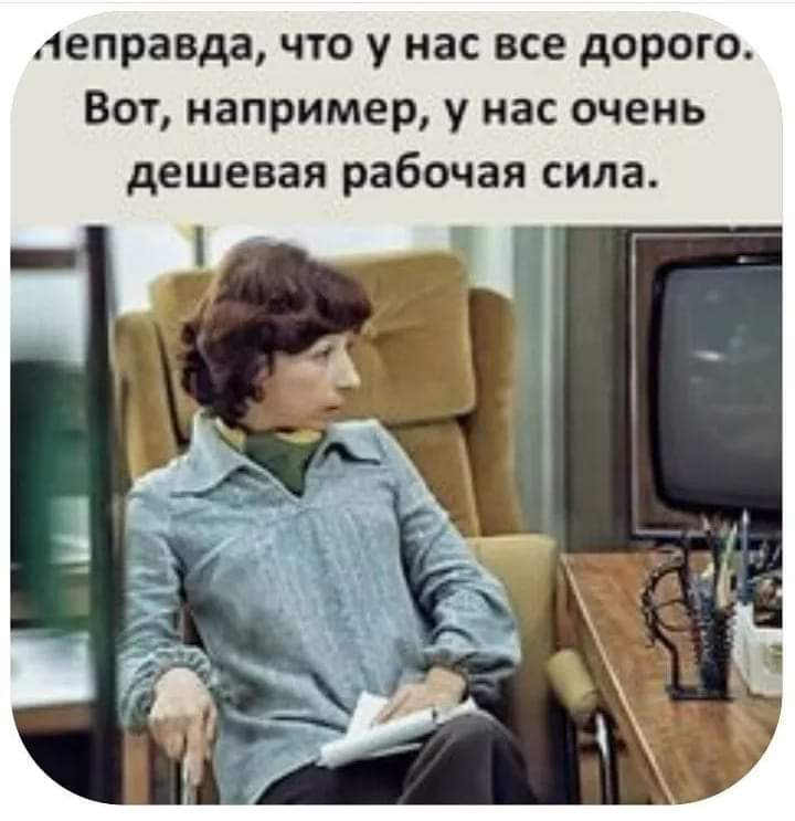 Верочка сидела под столом рядом старший брат