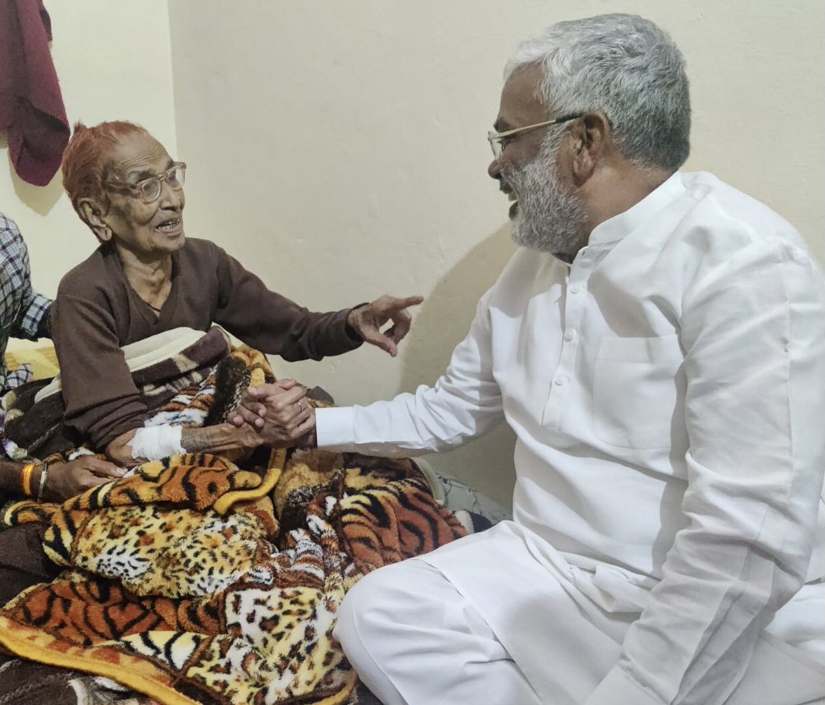 swatantrabjp's tweet photo. जनपद मिर्ज़ापुर में अपने पैतृक गांव ओढ़ी पहुंचकर कुछ समय से अस्वस्थ चल रही अपनी माता जी का कुशलक्षेम जाना। मुझे विश्वास है कि आप सभी की प्रार्थनाओं से वह शीघ्र ही पूर्णतः स्वस्थ होंगी। https://t.co/3wWkJnaVKF