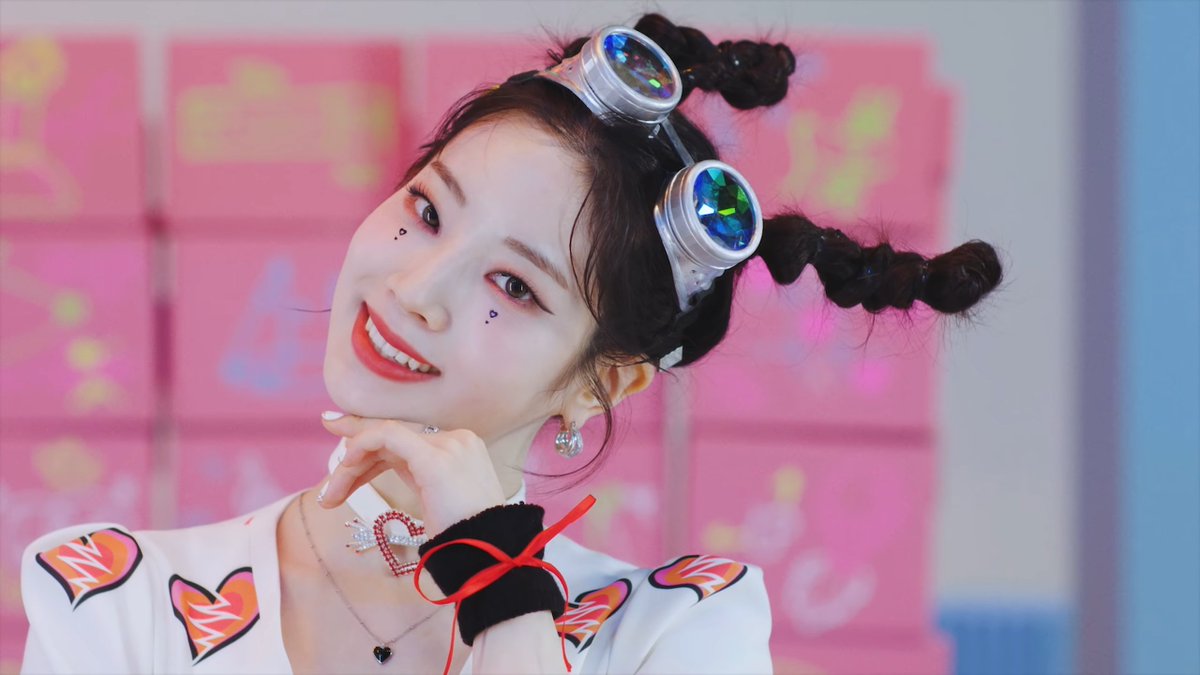 KDHLOOKS's tweet photo. dahyun in this look is sooooo
#DAHYUN #다현 https://t.co/A662Mhj0ME