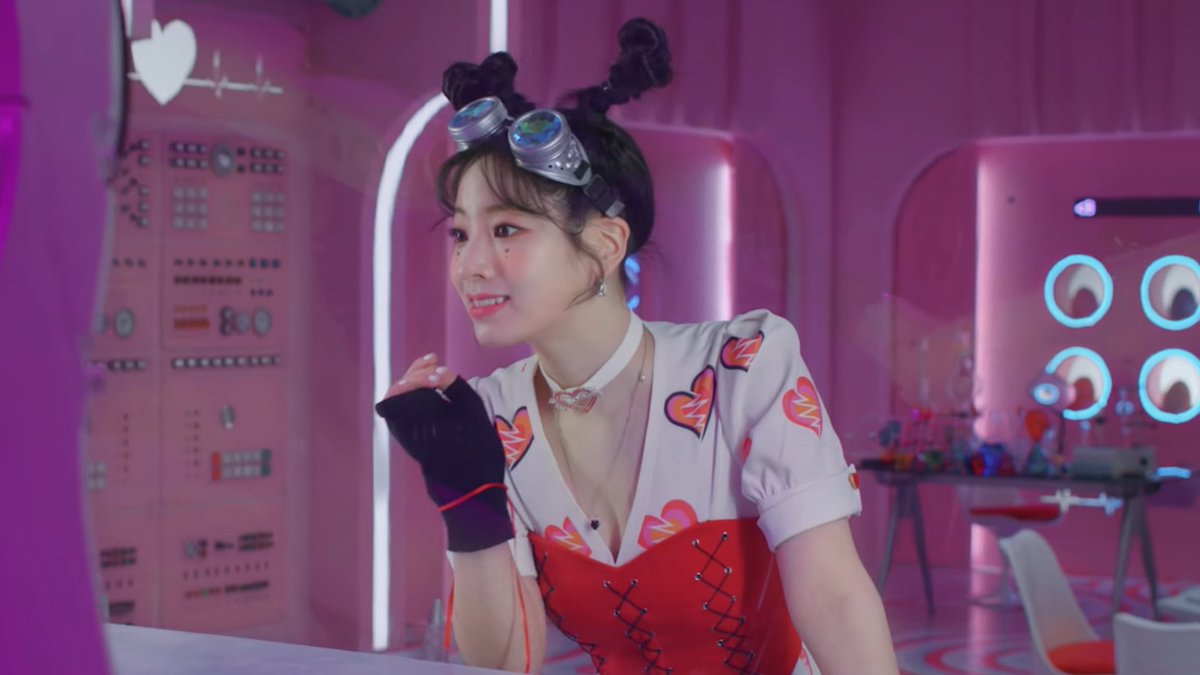 KDHLOOKS's tweet photo. dahyun in this look is sooooo
#DAHYUN #다현 https://t.co/A662Mhj0ME