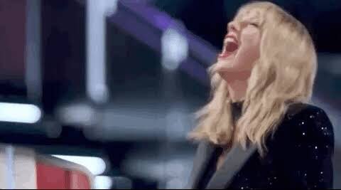 antoniogarciagj's tweet photo. TAYLOR SWIFT VIENDO COMO TODO EL MUNDO Y SPOTIFY COLAPSAN CON LA REGRABACIÓN DE UN ÁLBUM QUE FUE LANZADO HACE NUEVE AÑOS #RedTaylorsVersion https://t.co/tE9xMzCW9c