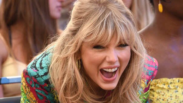 antoniogarciagj's tweet photo. TAYLOR SWIFT VIENDO COMO TODO EL MUNDO Y SPOTIFY COLAPSAN CON LA REGRABACIÓN DE UN ÁLBUM QUE FUE LANZADO HACE NUEVE AÑOS #RedTaylorsVersion https://t.co/tE9xMzCW9c
