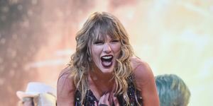 antoniogarciagj's tweet photo. TAYLOR SWIFT VIENDO COMO TODO EL MUNDO Y SPOTIFY COLAPSAN CON LA REGRABACIÓN DE UN ÁLBUM QUE FUE LANZADO HACE NUEVE AÑOS #RedTaylorsVersion https://t.co/tE9xMzCW9c