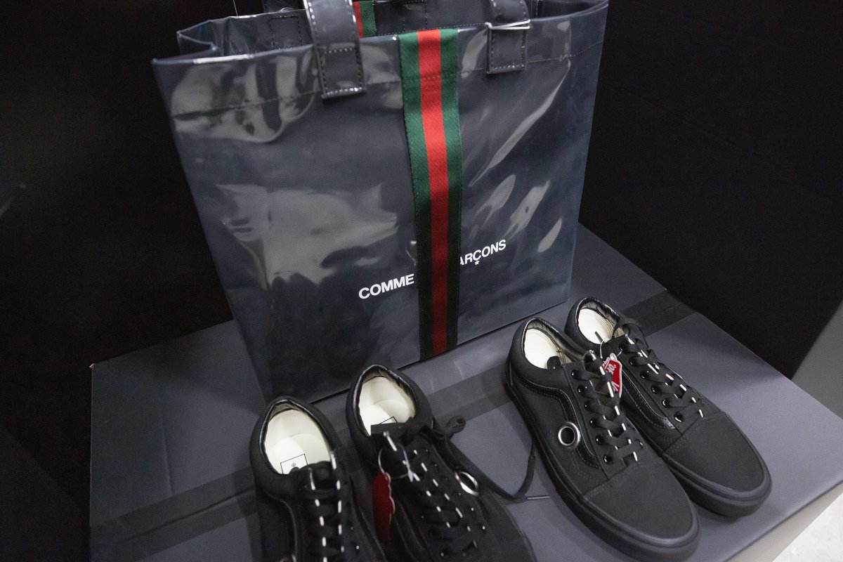 fashionsnap's tweet photo. コム デ ギャルソン「闇市」の内部公開。グッチやG-SHOCKなど約45型のスペシャルアイテムを販売。 https://t.co/UEfKzt5Fi8 https://t.co/hyQFWRhAQh