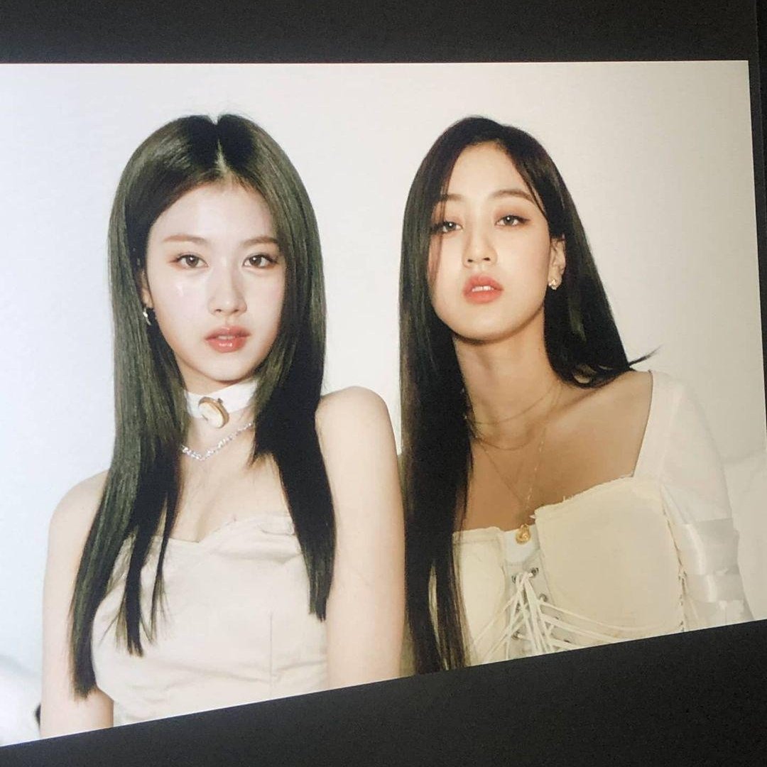 jihyoxxi's tweet photo. So sana and jihyo, what is the sahyo mystery photo for? https://t.co/tc575zZd6s