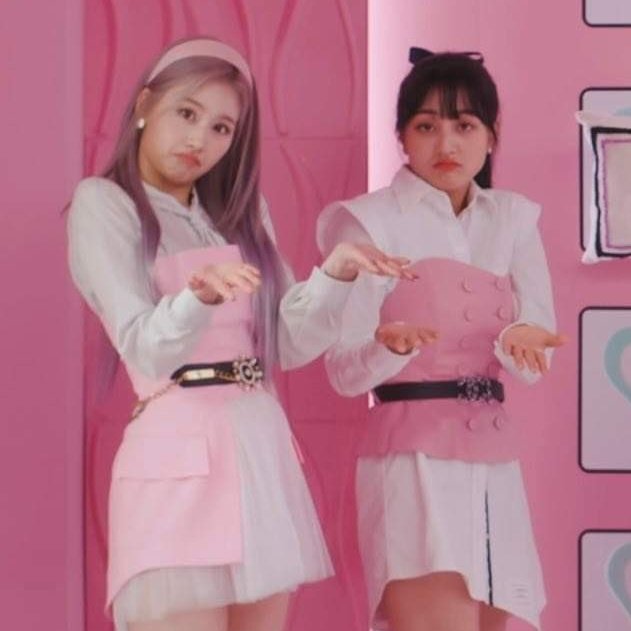 jihyoxxi's tweet photo. So sana and jihyo, what is the sahyo mystery photo for? https://t.co/tc575zZd6s