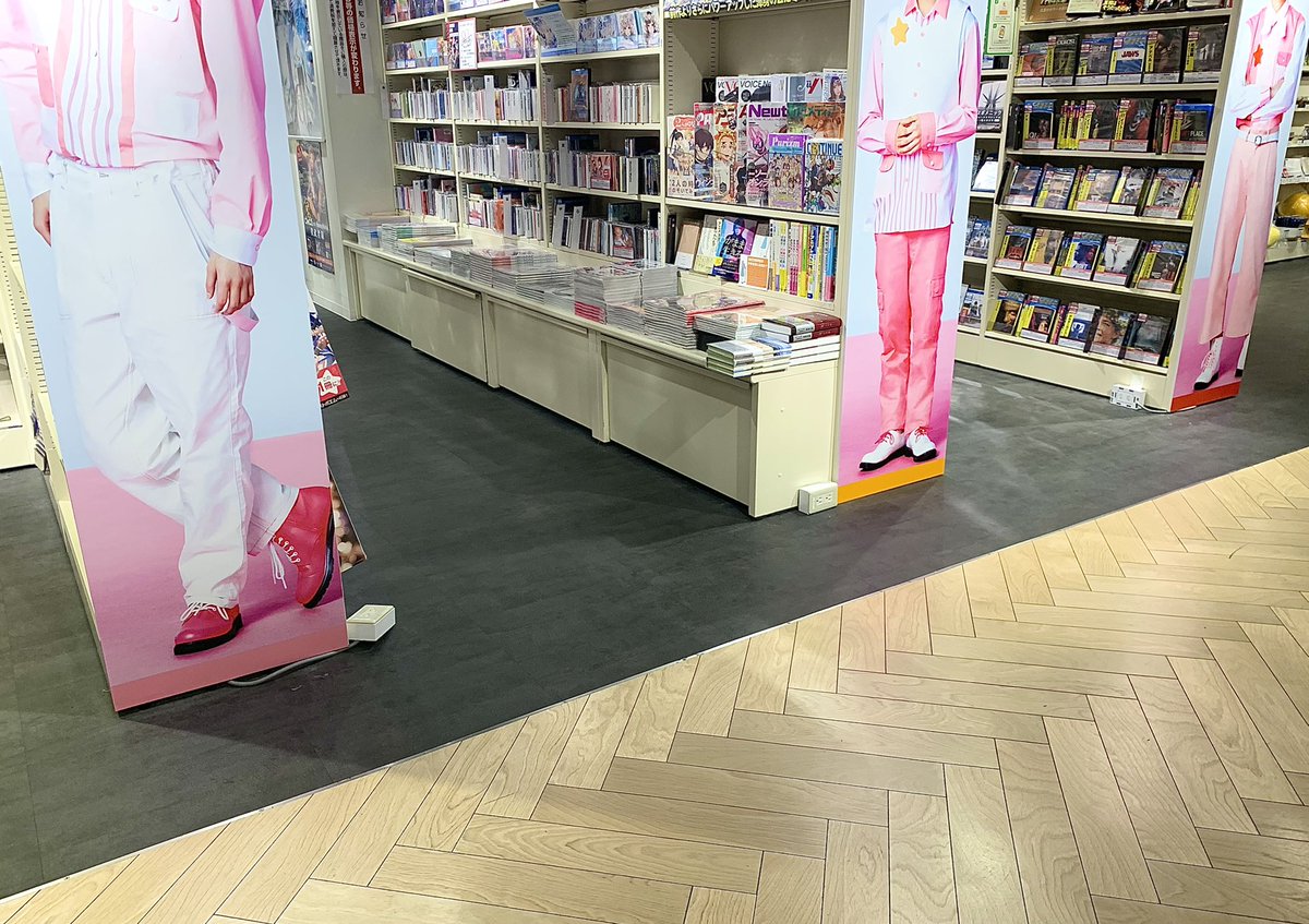 なにわ男子】 当店では #なにわ男子 の皆さんのデビューを祝して等身大