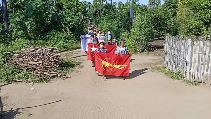 b3rry_y's tweet photo. "With a fire burning in Thantlang will bury the Military  DФG$" Residents in villages of Salingyi and Yinmarpin marched against the military dictatorship.

#WarCrimesOfJunta #Nov12Coup  
#WhatsHappeningInMyanmar https://t.co/WSBUFNurRM