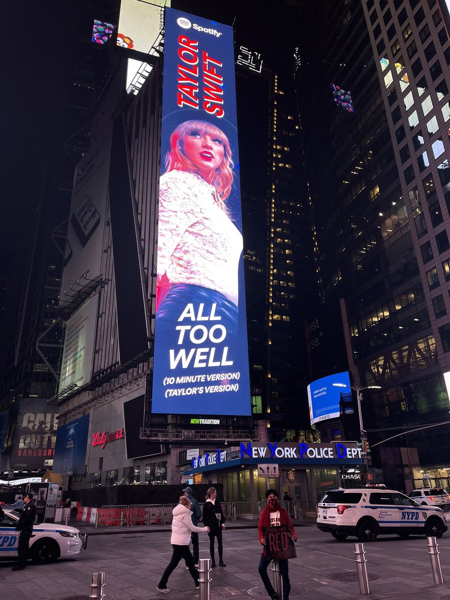LaPuercaylor's tweet photo. 🚨🚨| PROMOCIÓN DE RED TV EN TIME SQUARE EN NUEVA YORK https://t.co/pmBPzF4BtV
