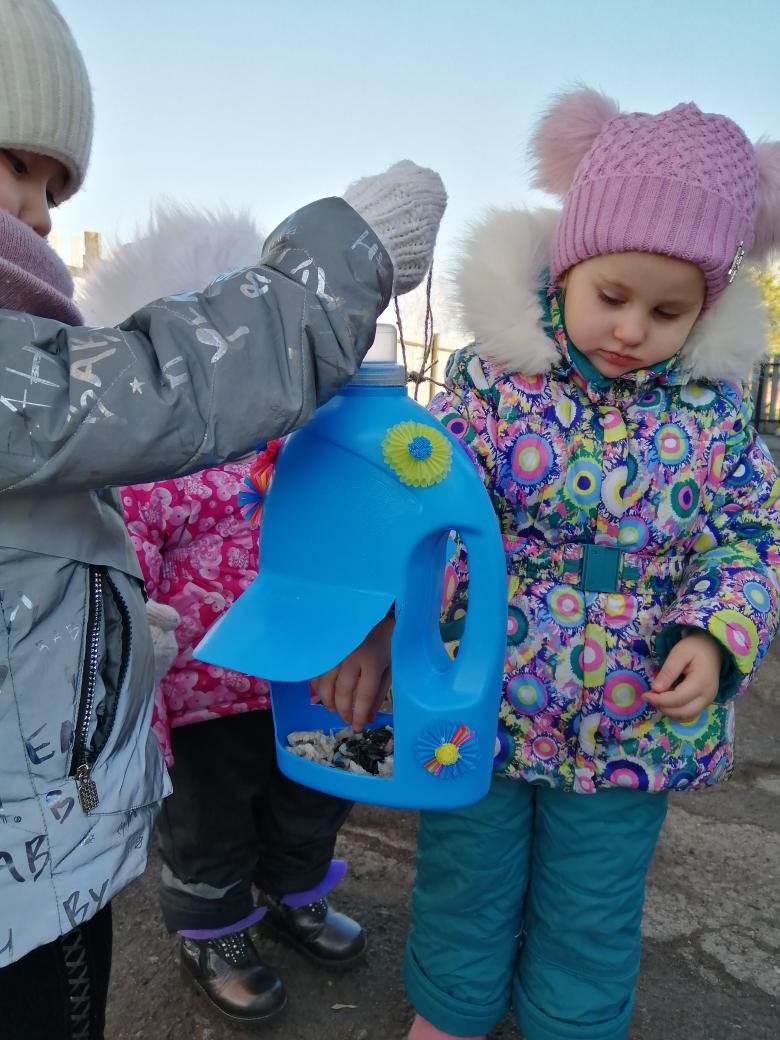 12 ноября - День Синички.
Очень трудно прокормиться
Юрким маленьким Синицам. 
Им зимой суровою
Сделали "столовую".
Воспитанники детского сада "Сказка" сделали и повесили  кормушку с кормом для птичек.