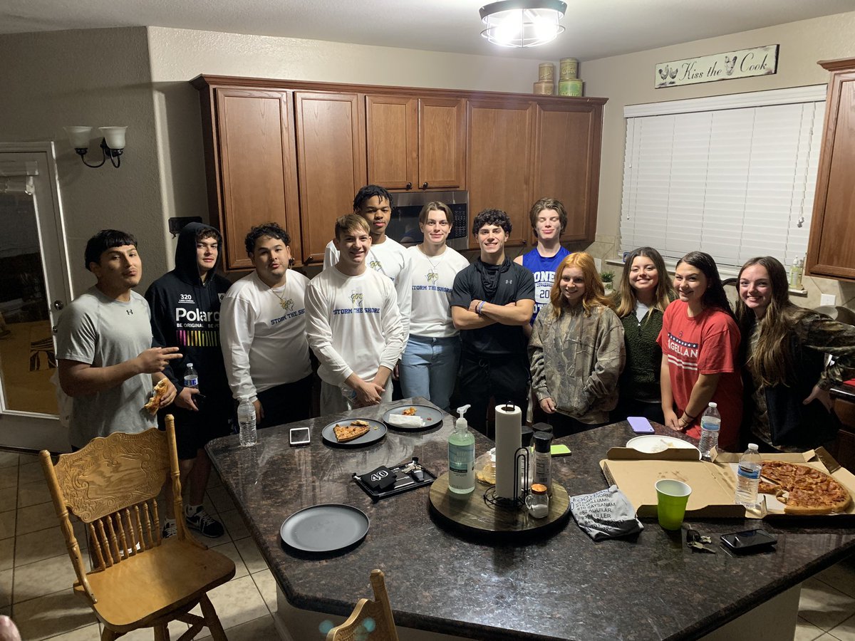 raquel_ellis84's tweet photo. Yay to getting to have another post game pizza night. On to round 2. Bi-District Champs🎉 https://t.co/DAUOplYo61