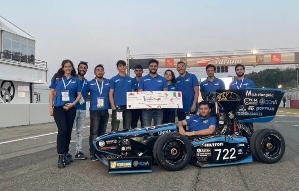 fmdigitale's tweet photo. La scuola che cambia il mondo. Da #Scampia il prof Carmine Nasti del G. Ferraris ci racconta i traguardi raggiunti dai neodiplomati #robottari cresciuti nei campi di gara #RomeCup e con i contest universitari #Nonnibot.
Matteo è nel team 🏎️@UniNaCorse.
▶️https://t.co/QBDXYkePS2 https://t.co/hxa7PwcV0F