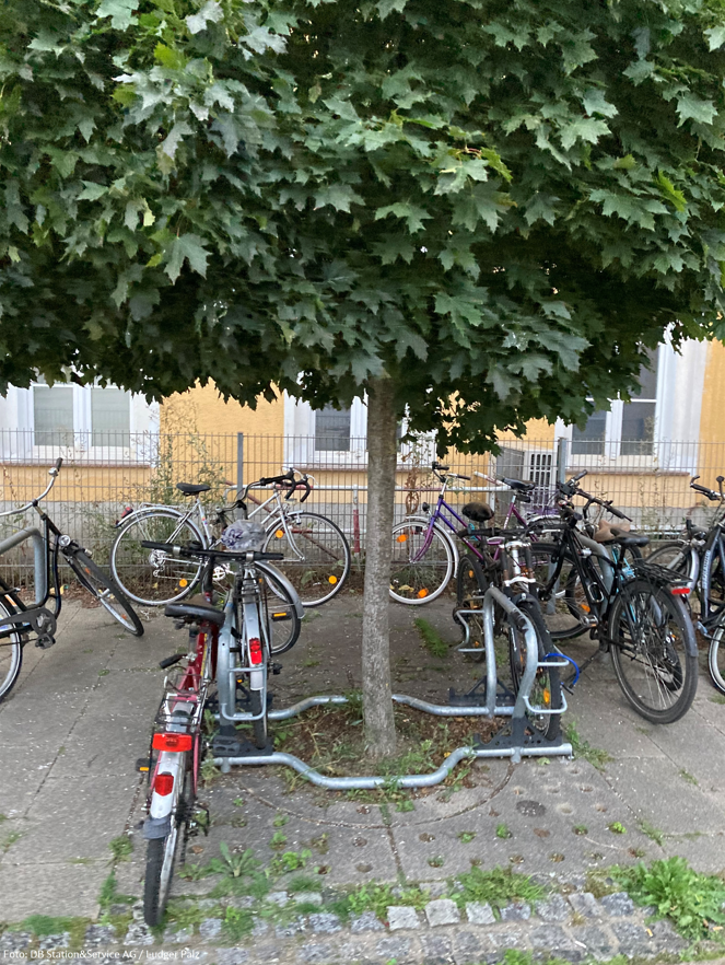 SBahnBerlin's tweet photo. Schon wieder keinen Platz für Dein #Fahrrad gefunden?! Dann ändere doch etwas daran! Bewerte Deinen Bahnhof jetzt unter https://t.co/glQrEeNc4p und leiste Deinen Teil zum Ausbau nachhaltiger Mobilität. #verkehrswende #bahnundrad #radparken https://t.co/ZrHzClx0S5