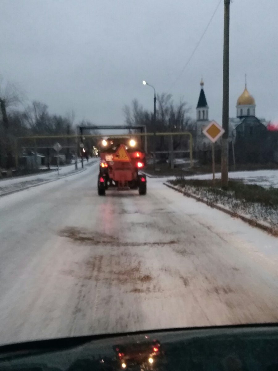 Smyshlyaevka's tweet photo. Обработка автомобильных дорог   противогололедными реагентами на территории г.п. Смышляевка. https://t.co/HzhjZt3I4D