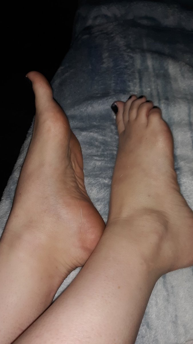 starnicole0216's tweet photo. Just laying down relaxing

(Feet fetish, feet and toes, black tie polish, soles, wrinkly soles) https://t.co/iySYjcmpHB