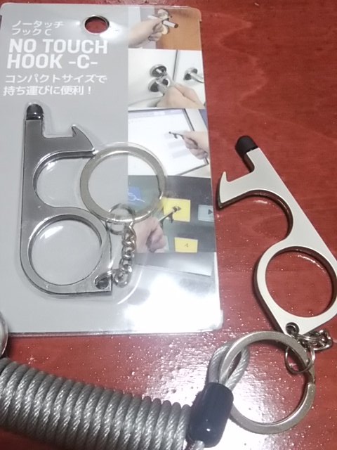 OA9771's tweet photo. この動画を見て、私も日常的かつ合法的に携帯出来て、何かの時に役にたつかも知れない品を、自分の持ち物で探してみた。
百均の直接触れず戸の開閉やタッチパネルを操作出来るフック…持ち方によっては、ちょっとした寸鉄代わりくらいにはなるかも？(要訓練 https://t.co/m3zuNWewaQ