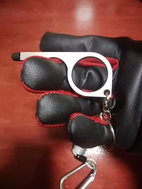 OA9771's tweet photo. この動画を見て、私も日常的かつ合法的に携帯出来て、何かの時に役にたつかも知れない品を、自分の持ち物で探してみた。
百均の直接触れず戸の開閉やタッチパネルを操作出来るフック…持ち方によっては、ちょっとした寸鉄代わりくらいにはなるかも？(要訓練 https://t.co/m3zuNWewaQ
