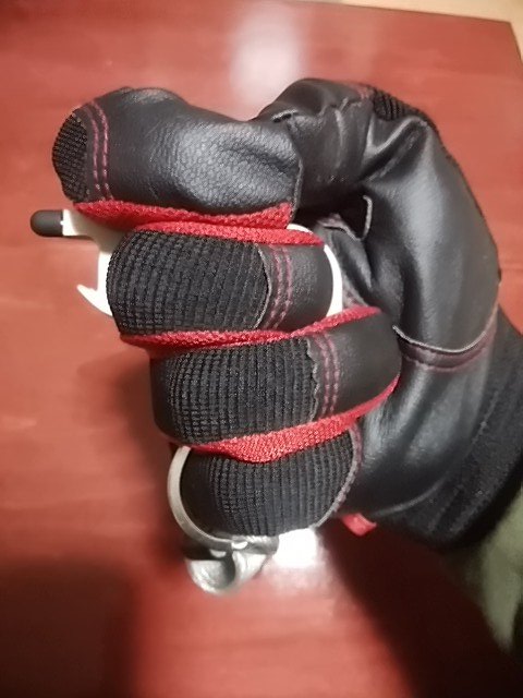 OA9771's tweet photo. この動画を見て、私も日常的かつ合法的に携帯出来て、何かの時に役にたつかも知れない品を、自分の持ち物で探してみた。
百均の直接触れず戸の開閉やタッチパネルを操作出来るフック…持ち方によっては、ちょっとした寸鉄代わりくらいにはなるかも？(要訓練 https://t.co/m3zuNWewaQ