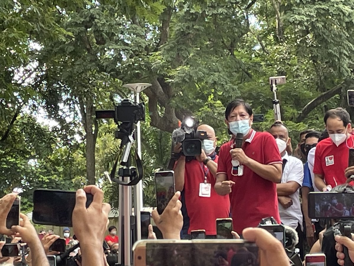 LOOK: Ferdinand “Bongbong” Marcos Jr. visited Batangas to meet supporters and local officials on Friday. 

“Sinasabi daw ako ay aatras. May kilala ba kayo na Marcos na umatras. Wala sa ugali namin,” he said in a statement. | via <a href="/_iancruz/">Ian Cruz</a>

RELATED STORY: bit.ly/3DlxvEg