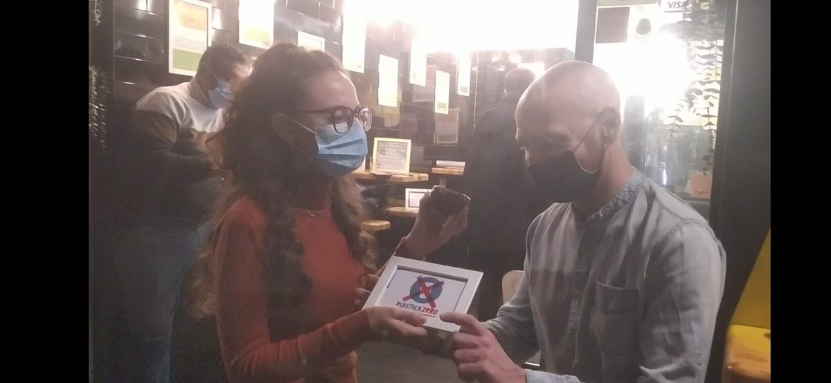 GLNapoli's tweet photo. Momenti dell’aperitivo #PlasticaZero di ieri! Grazie a tutte e tutti! .@Greenpeace_ITA @UnghereseG https://t.co/T6bVG3Sq9K