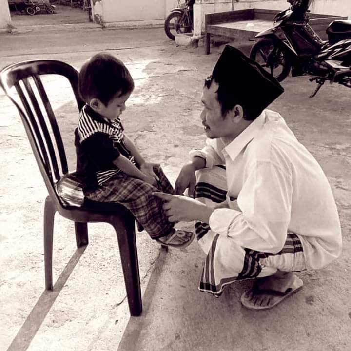 cintagusbaha's tweet photo. Gus Baha
"Seumur hidup bapak saya tidak pernah memarahi saya. Kamu juga gitu jangan memarahi anak &amp; harus baik sama anak," 

"Hikmahnya apa? Kalau kamu baik sama anak, nanti dia mngidolakan bapaknya. Kalau bapaknya sudah jadi idola mengajarkan kbaikan kpd anak akan sangat mudah," https://t.co/aNdpDeNrra