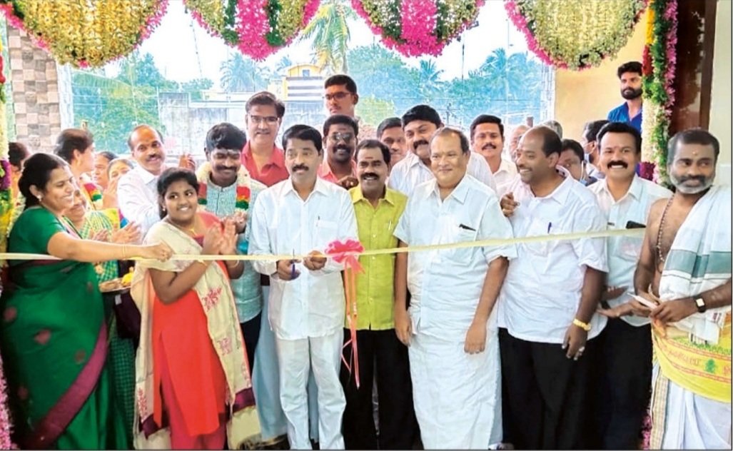 IyappanMLA's tweet photo. கடலூர் திருப்பாதிரிபுலியூரில் பனானா மினி ஹால் திறப்பு விழாவில் சிறப்பு விருந்தினராக கலந்து கொண்டு ரிப்பன் வெட்டி குத்துவிளக்கேற்றி திறந்து வைத்தேன். உரிமையாளர் திரு. பி. சந்தோஷ் அவர்களுக்கு எனது மனமார்ந்த வாழ்த்துகளை தெரிவித்துக் கொள்கிறேன்.
#Cuddalore #Minihall
#openingceremony https://t.co/wvpNYBJtpk