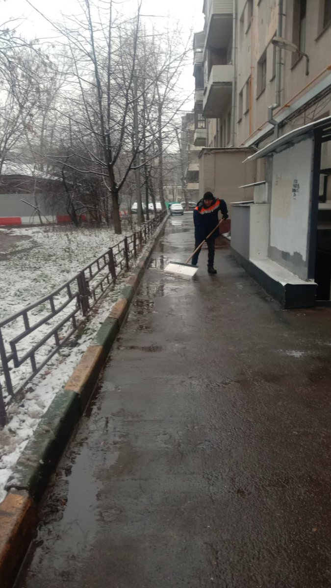 Выпал первый снег. Коммунальные службы Мещанского района переведены на зимний режим работы, уборка начата с раннего утра. Сейчас нужно быть особенно осторожным и пешеходам, и водителям, чтобы привыкнуть к новым погодным условиям. Берегите себя, друзья!
 #уборка #Мещанский #ЖКХ