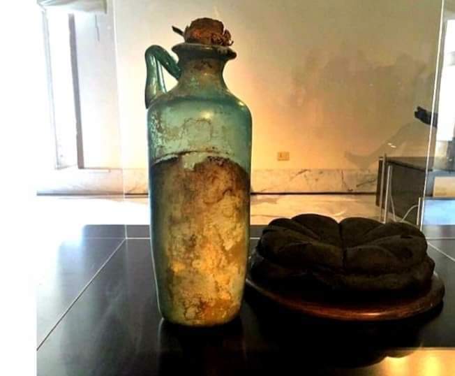archeohistories's tweet photo. A 2000-year-old olive oil bottle found in Pompeii. A glass bottle that still contains oil and has survived to the present day.

#archaeohistories https://t.co/WaKEXm0xRh