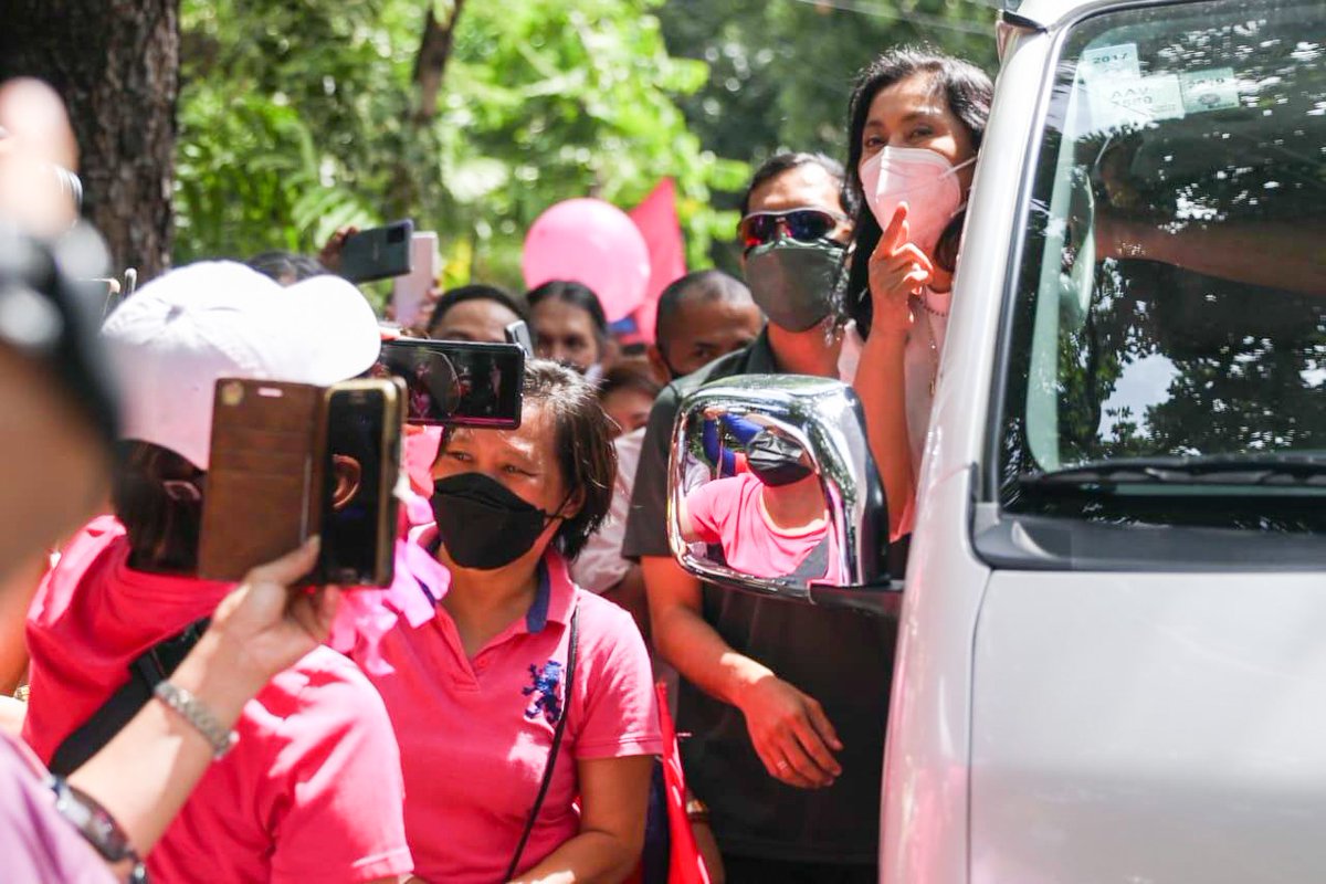 LeniRobredoTayo's tweet photo. TINGNAN: Masayang sinalubong ng ating mga #kakampink si VP Leni Robredo sa kanyang pagbisita sa Cebu ngayong araw. 

#LabanLeni2022 
#LeniKiko2022 
#CebuForLeni https://t.co/Ae3z8F0WxM