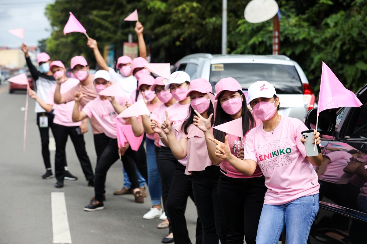 LeniRobredoTayo's tweet photo. TINGNAN: Masayang sinalubong ng ating mga #kakampink si VP Leni Robredo sa kanyang pagbisita sa Cebu ngayong araw. 

#LabanLeni2022 
#LeniKiko2022 
#CebuForLeni https://t.co/Ae3z8F0WxM