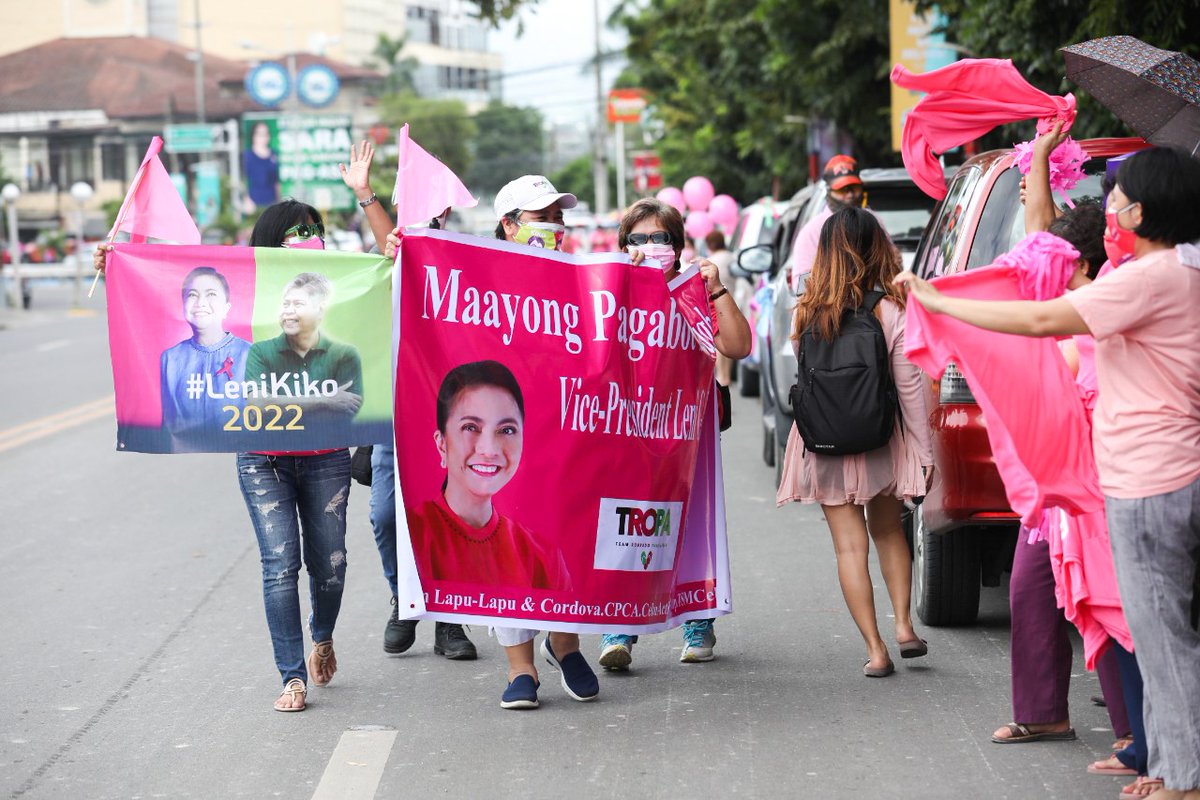 LeniRobredoTayo's tweet photo. TINGNAN: Masayang sinalubong ng ating mga #kakampink si VP Leni Robredo sa kanyang pagbisita sa Cebu ngayong araw. 

#LabanLeni2022 
#LeniKiko2022 
#CebuForLeni https://t.co/Ae3z8F0WxM