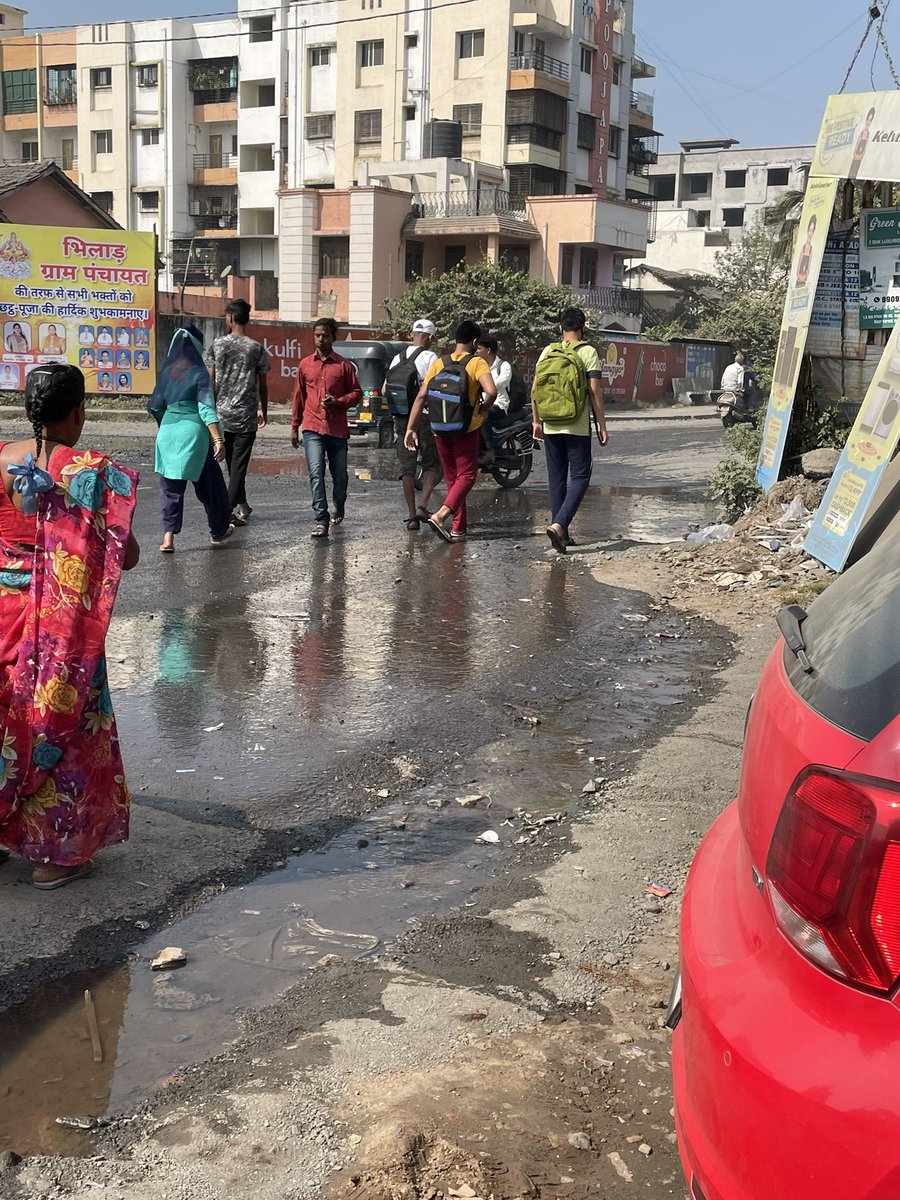 SamratKiniara's tweet photo. Health Risk! Thousand of people including kids walking through the sewege water daily at Three way Junction, Bhilad #healthrisk @collectorvalsad @MoHFW_GUJARAT https://t.co/3wXbnCiLsL