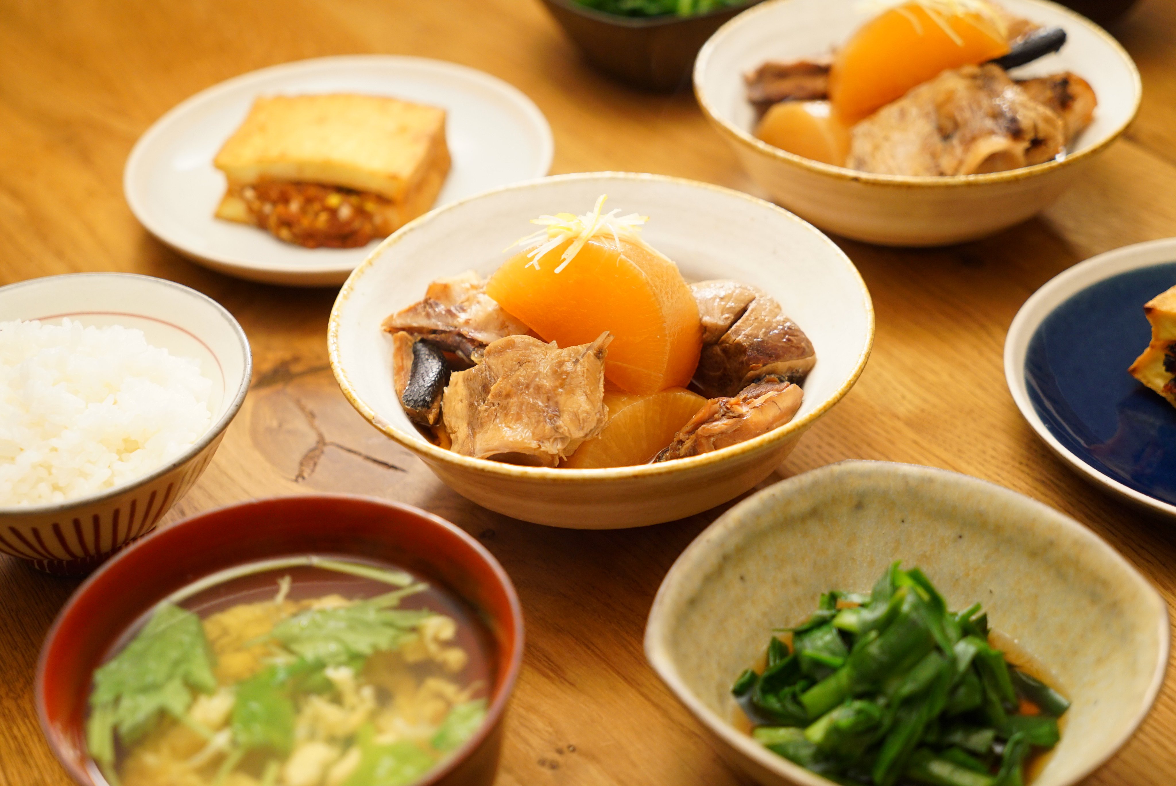 劇場版 きのう何食べた 大ヒット上映中 何食べ 𝗖𝗢𝗢𝗞𝗜𝗡𝗚 劇場版でも観ているだけでお腹が空きそうな お料理がたくさん Menu ブリ大根 厚揚げのみそはさみ焼き 三つ葉入りかきたま汁 にらのおひたし 肌寒くなってき