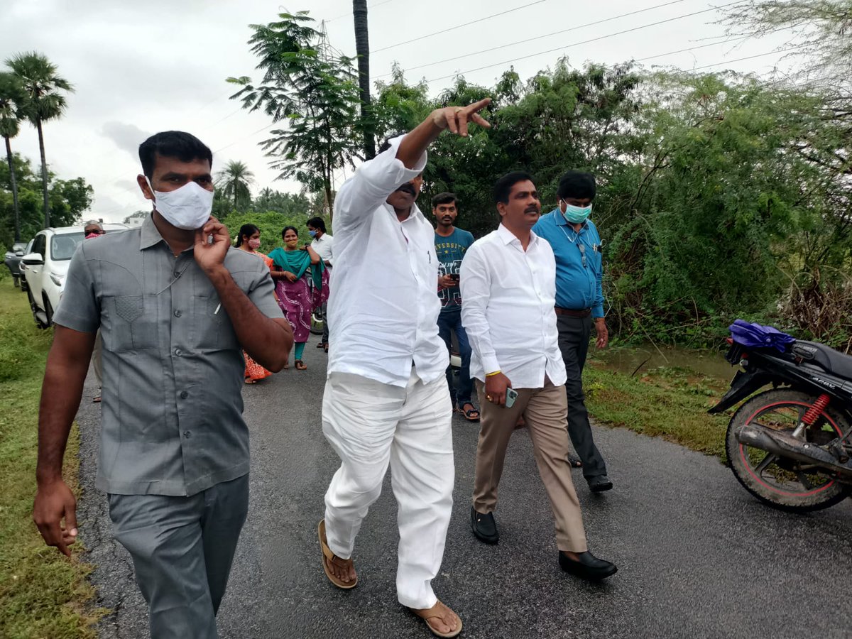 MSBabuOfficial's tweet photo. పూతలపట్టు వద్ద చిట్టిపిరాళ్ల కల్వర్టు కొట్టుకుపోవడంతో సంఘటనా స్థలానికి వచ్చి పరిశీలించి వెంటనే చిత్తూరు జిల్లా కలెక్టర్ గారితో మాట్లాడి 5 లక్షల రూపాయలు మంజూరు చేయమని కోరాను.సంబంధిత అధికారులకు వెంటనే పనులను ప్రారంభించాలని తెలియజేశాను.
#YsrEra
#YsrcpPuthalapattu 
#chittoorcollector https://t.co/nOFO0bqZMo