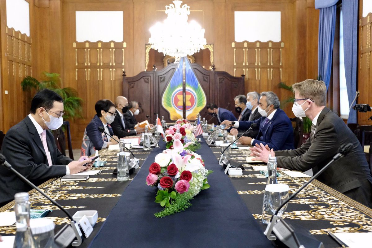 Today I received the US Congressional delegation, Rep. Ami Bera, Rep. Derek Kilmer, Rep Carlos Vargas and Rep. Abigail Spanberger at Gedung Pancasila (12/11)

We had an open and lengthy discussion on 🇮🇩🇺🇸Indonesia-US relations as well as regional development.