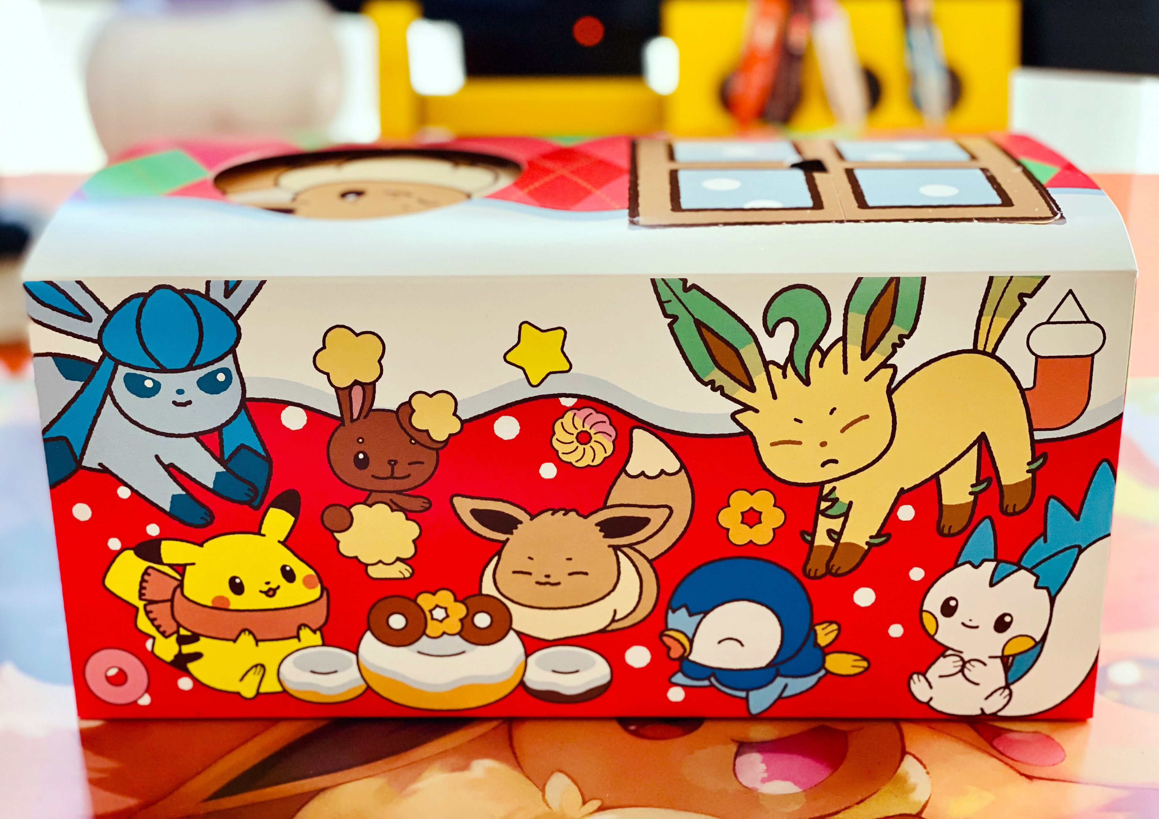 Twitter 上的 ｖジャンプ編集部 本日発売の ミスド ポケモン ドーナツ のセット買いました 箱のイラストからもうかわいすぎる ふりむき ドーナツはパチリスだった 3種の中から1つ選べるグッズは迷いましたが 福袋でおなじみでもあるブランケットに デデンネ