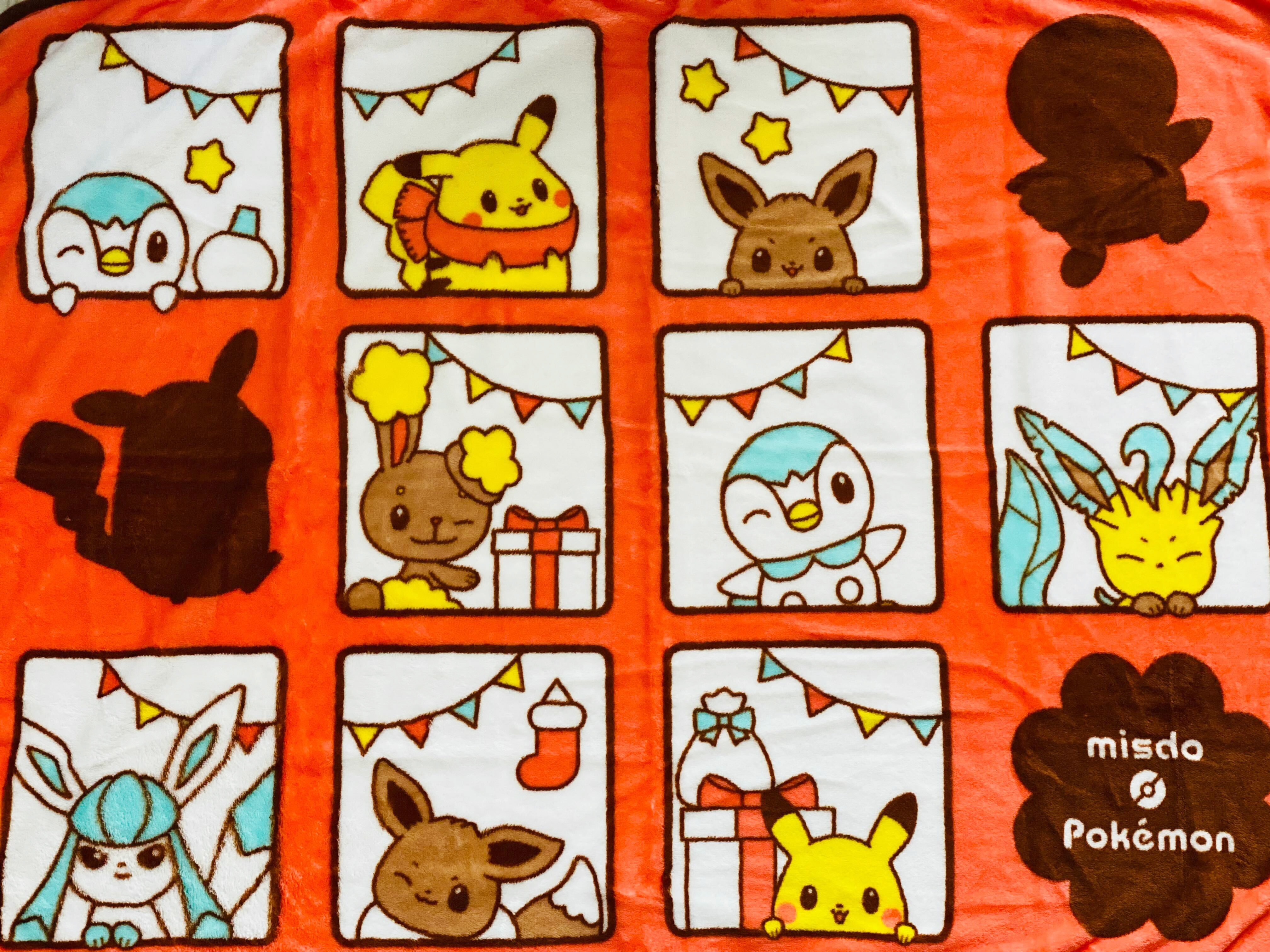 ｖジャンプ編集部 本日発売の ミスド ポケモン ドーナツ のセット買いました 箱のイラストからもうかわいすぎる ふりむきドーナツはパチリスだった 3種の中から1つ選べるグッズは迷いましたが 福袋でおなじみでもあるブランケットに デデンネ