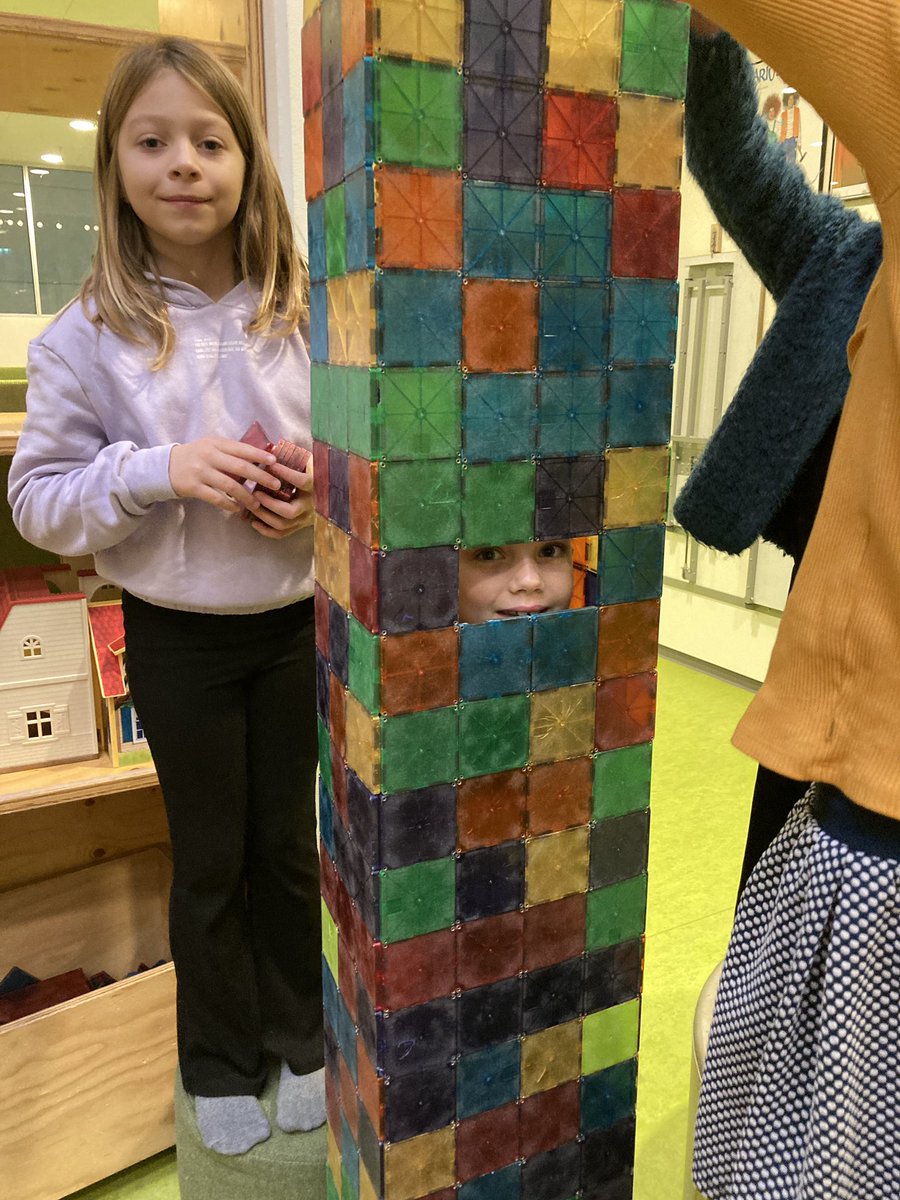 MBLFOTO's tweet photo. På @KlostermSkole bygges der med magnet-klodser. https://t.co/OyFKXZh3IA