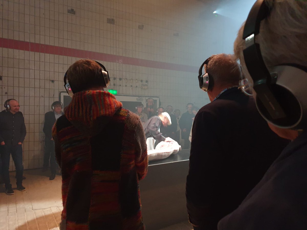 Gisteravond bij #slachtvisite van de #peergroup geweest. Bijzondere voorstelling in de Molkfabryk in Burgum die aanzet tot nadenken! Mooie mix van moderne technieken en het ambacht van de slager. Onder andere met #Slagerijschrans