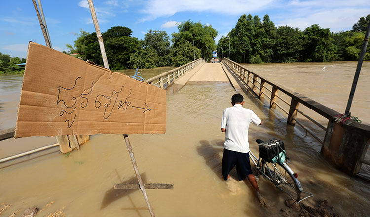 TutorCambodia's tweet photo. Floods affected 45,000 families in 17 provinces. https://t.co/JBJJPFSCVL Floods over the past four months in the Kingdom affected more than 45,000 families across 17 provinces, the National Committee for Disaster Management (#NCDM) said. #Cambodia https://t.co/n5vdsfmtdR