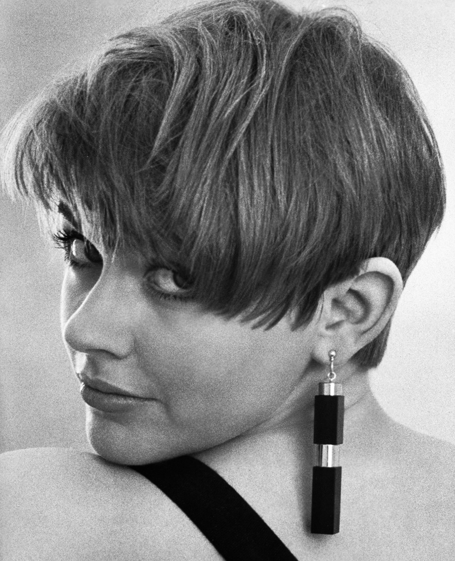 That's quite an earring in this still of the late #AngelaScoular in 'Here We Go 'Round the Mulberry Bush.' 
#fashion #60s
