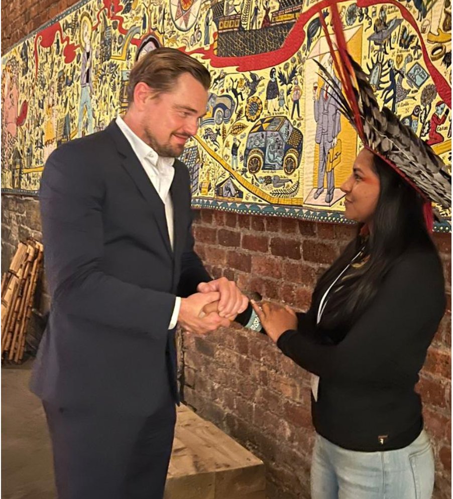Celebrity #activism is often sniffed at, but  <a href="/LeoDiCaprio/">Leonardo DiCaprio</a> has 20 years of #Amazon engagement. Austrian director <a href="/RichardLadkani/">richard ladkani</a> tell of a tearful meting Juma Xipaia. "They're fighting for us all. If the Amazon falls all humanity falls"  fm4.orf.at/player/2021111… via <a href="/radiofm4/">Radio FM4</a>