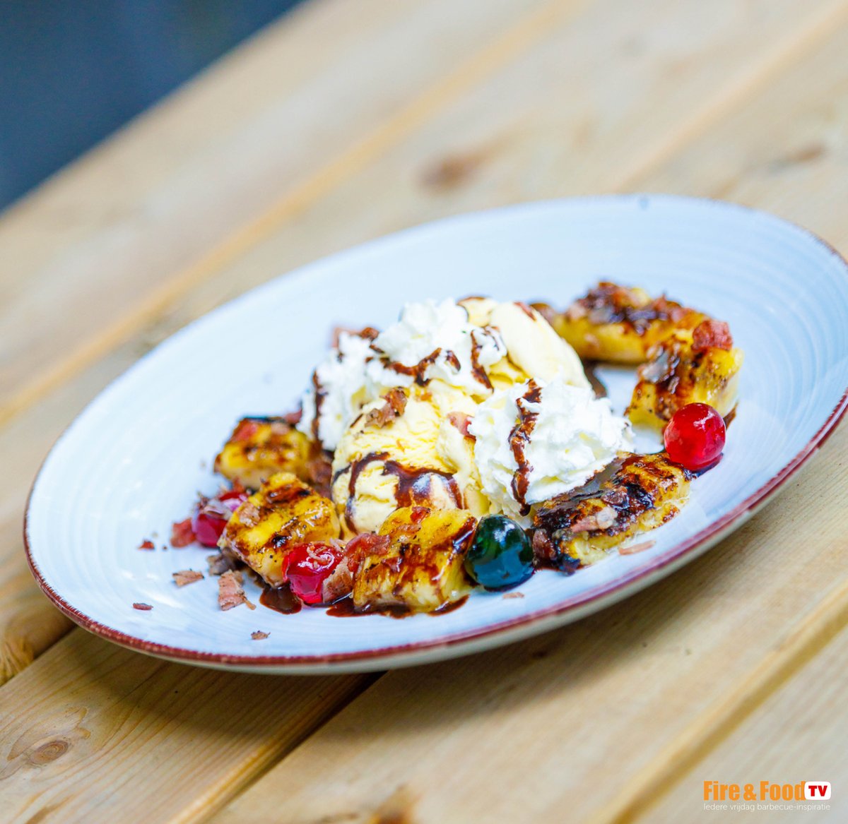 Onze bananasplit aflevering! En dit nagerecht is zo lekker, dat moet je echt eens namaken. Kijk maar naar de video waar Bastiaan zijn versie van de bananasplit op de barbecue maakt -> youtu.be/ylAiO_f1Lmw