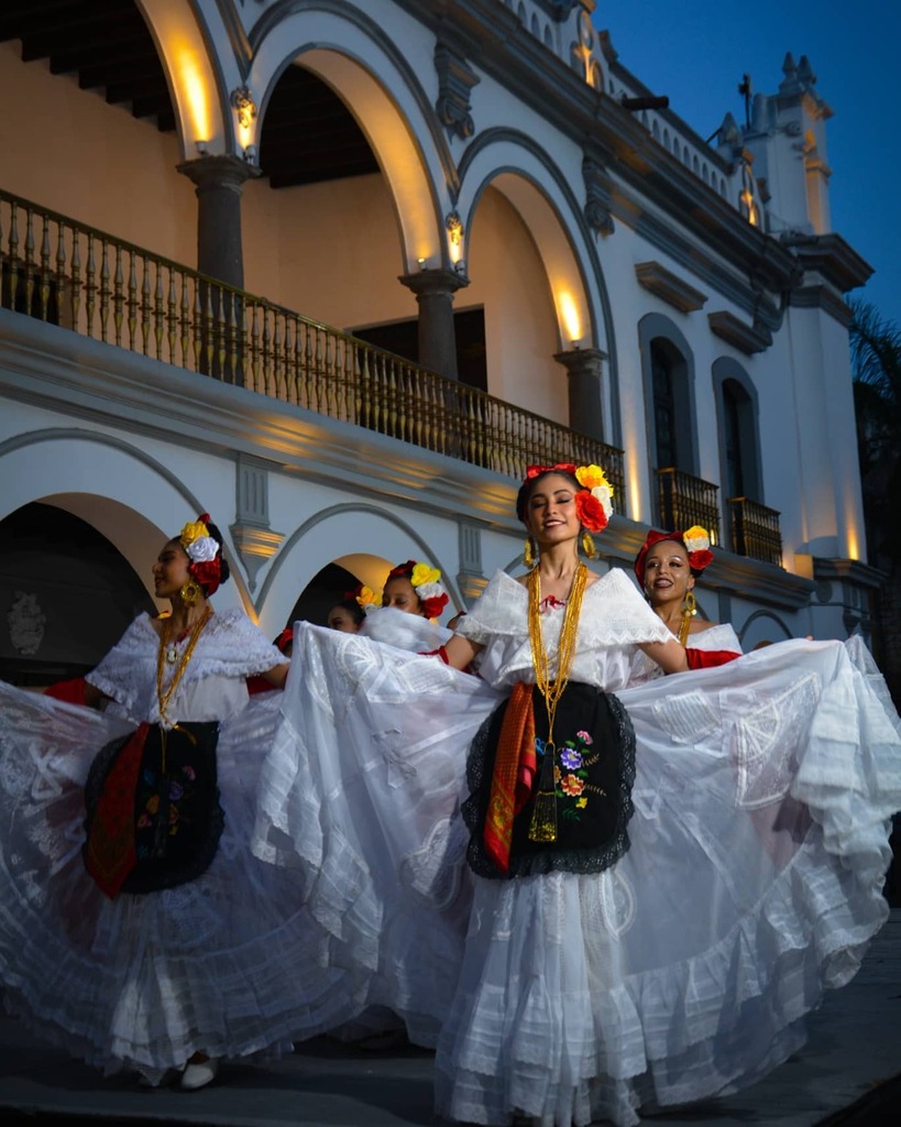 fer_cabreram's tweet photo. La belleza veracruzana
#quedateencasa
#CentroHistoricoVeracruz
#YoSoyCentroHistoricoVeracruz
#oldpic
#ig_mexico
#igersveracruz
#mextagram
#mexico_tour
#gf_daily
#mexicolors
#INSTAVERACRUZ
#mexicotravel
#Mexico_Maravilloso
#loves_madeinmexico
#igersedom… https://t.co/XSexra2tdV https://t.co/L1bWWRWFLZ