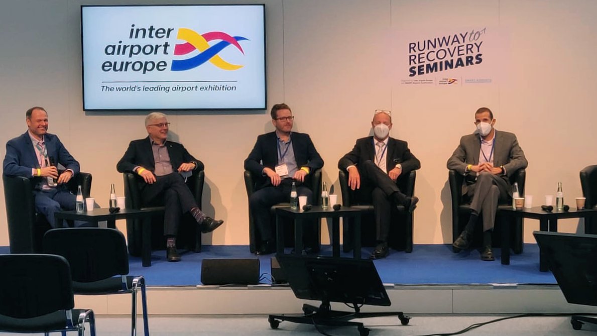 ✈️Our expert Bjørn <a href="/PADSXPERT/">Bjorn Pieper</a> in action during the "Meet the experts" seminar at the <a href="/interairport/">inter airport Europe</a> 

#PADS4 #FIDS #interairporteurope